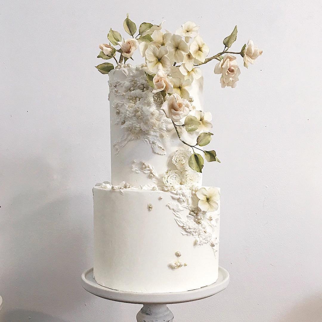 Flower cake: 6 consigli per una torta nuziale decorata con fiori freschi